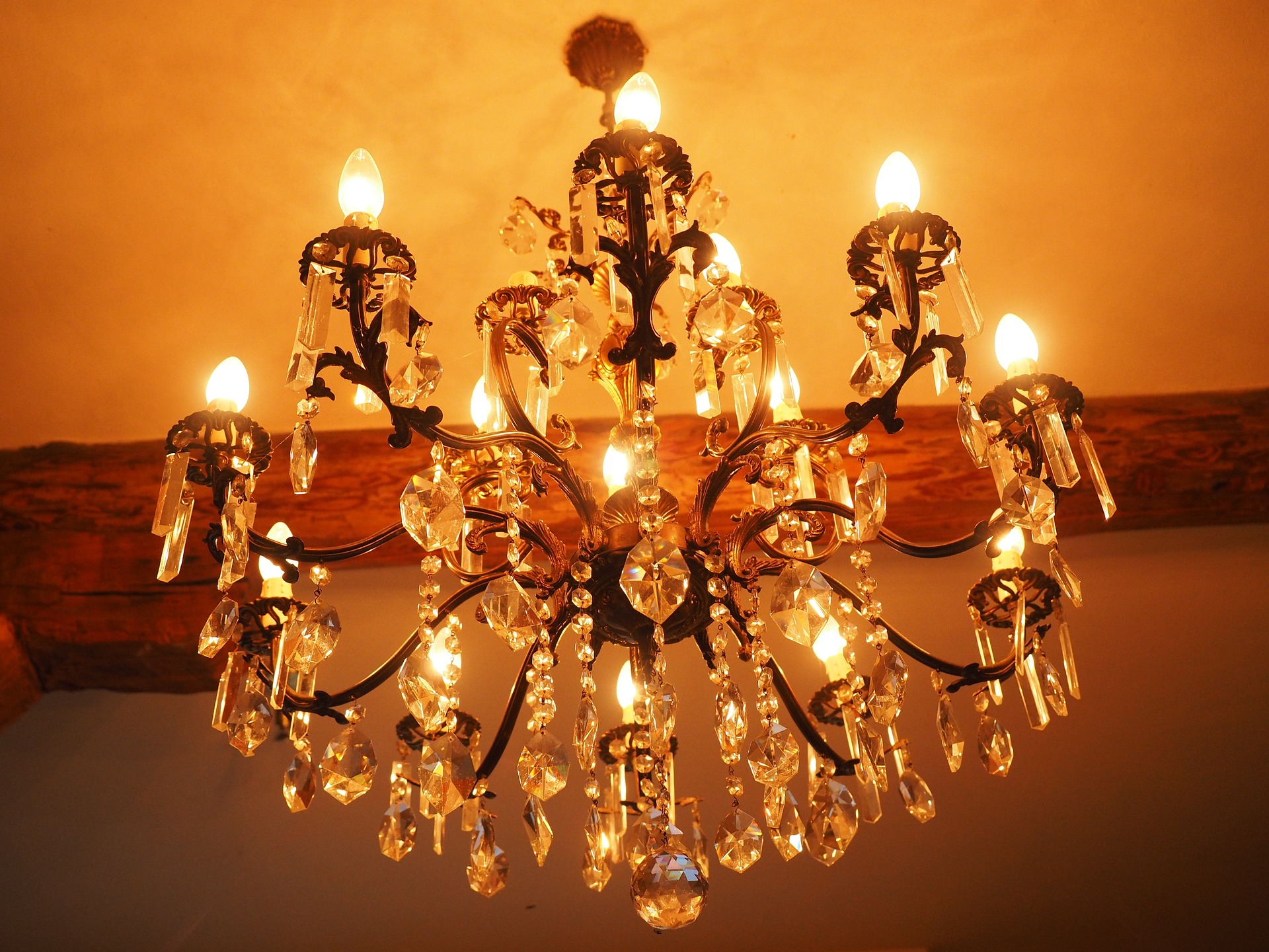 chandelier-590906_1920